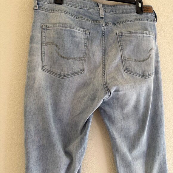 Signature Levi Strauss Mid-Rise Slim Cuffed Women’s Jeans, Light Blue - Picture 5 of 8